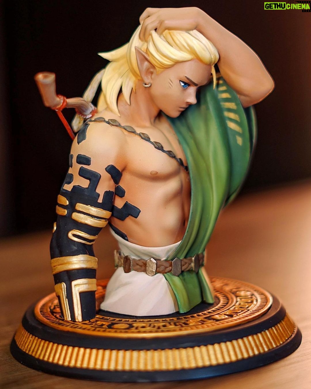 Felipe Castanhari Instagram - Se liga, acabou de chegar as duas estátuas do Link baseadas no modelo 3D do Dan Eder (@3daneder) e na arte da talentosíssima @malintfalch. Um dos modelos recebeu pintura a mão do pessoal da @bigminiatureworld, já o outro eu quis deixar todo branca porque também achei bem estilo estátua grega, sabe? Quais vocês curtiram mais? A colorida ou a branca?
