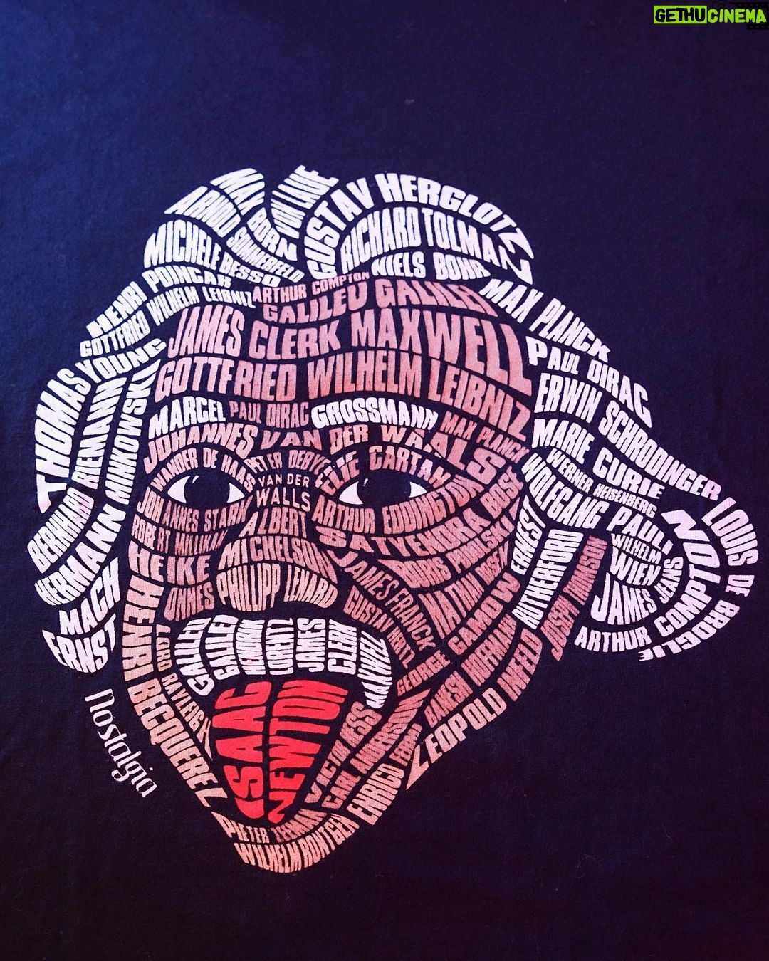 Felipe Castanhari Instagram - Não é por nada não mas a minha nova linha de camisetas do Nostalgia tá MUITO dahora. Temos a estampa Albert Einstein que é feita com os nomes de vários cientistas importantes. E também a estampa do rosto do Nikola Tesla feita dos nomes de suas maiores invenções. Espero que vocês curtam ❤️ E aproveita pra garantir a sua AGORA porque elas estão com 50% de desconto até amanhã (21), é só entrar lá no site da Lolja: www.lolja.com.br/parceiros/nostalgia Deixei o link nos meus stories pra facilitar. Beijos 😗