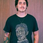 Felipe Castanhari Instagram - Não é por nada não mas a minha nova linha de camisetas do Nostalgia tá MUITO dahora. Temos a estampa Albert Einstein que é feita com os nomes de vários cientistas importantes. E também a estampa do rosto do Nikola Tesla feita dos nomes de suas maiores invenções. Espero que vocês curtam ❤️ E aproveita pra garantir a sua AGORA porque elas estão com 50% de desconto até amanhã (21), é só entrar lá no site da Lolja: www.lolja.com.br/parceiros/nostalgia Deixei o link nos meus stories pra facilitar. Beijos 😗