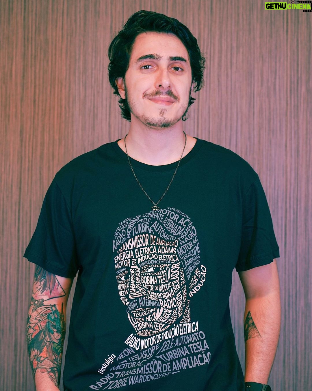 Felipe Castanhari Instagram - Não é por nada não mas a minha nova linha de camisetas do Nostalgia tá MUITO dahora. Temos a estampa Albert Einstein que é feita com os nomes de vários cientistas importantes. E também a estampa do rosto do Nikola Tesla feita dos nomes de suas maiores invenções. Espero que vocês curtam ❤️ E aproveita pra garantir a sua AGORA porque elas estão com 50% de desconto até amanhã (21), é só entrar lá no site da Lolja: www.lolja.com.br/parceiros/nostalgia Deixei o link nos meus stories pra facilitar. Beijos 😗
