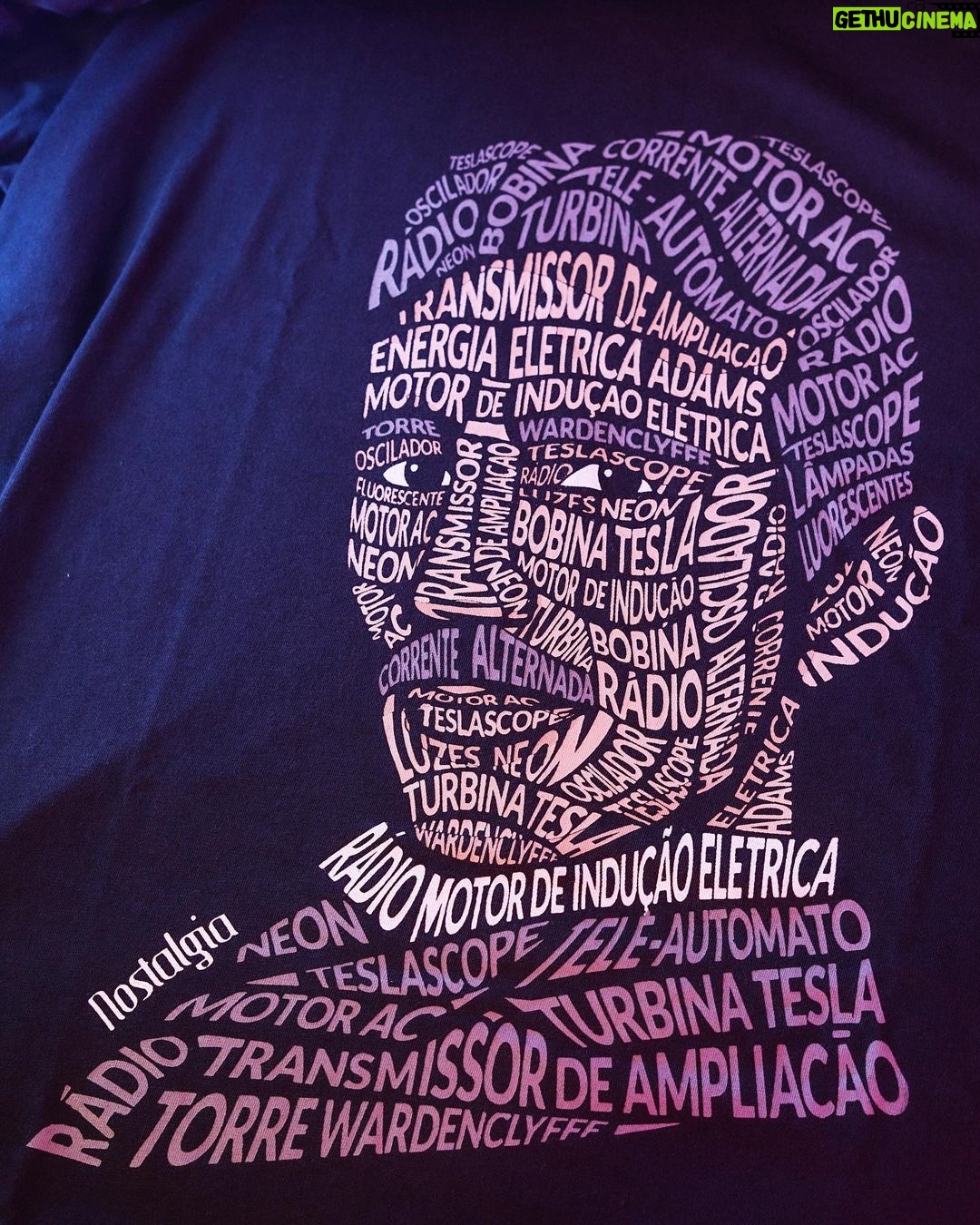 Felipe Castanhari Instagram - Não é por nada não mas a minha nova linha de camisetas do Nostalgia tá MUITO dahora. Temos a estampa Albert Einstein que é feita com os nomes de vários cientistas importantes. E também a estampa do rosto do Nikola Tesla feita dos nomes de suas maiores invenções. Espero que vocês curtam ❤️ E aproveita pra garantir a sua AGORA porque elas estão com 50% de desconto até amanhã (21), é só entrar lá no site da Lolja: www.lolja.com.br/parceiros/nostalgia Deixei o link nos meus stories pra facilitar. Beijos 😗
