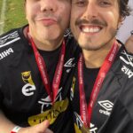 Felipe Castanhari Instagram - Domingo incrível ao lado de tantos amigos! Apesar de ter jogado um futebol RIDÍCULO, o mais gratificante foi a nossa conquista coletiva: arrecadamos mais de três toneladas de alimentos em um encontro memorável com uma galera FODA da internet. Um agradecimento especial ao @cocielo e ao @podpah pelo convite e por liderarem esta iniciativa foda em nossa terra natal; OSASCO. Parabéns toda galera que colou, juntos, fizemos a diferença! 📸@yurigomes e @davi_gueiros