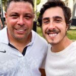 Felipe Castanhari Instagram - Um dia muito especial na presença do maior jogador que eu já tive o privilégio de assistir. Obrigado de coração pelo convite @fundacaofenomenos e @ronaldotv, realizei um sonho. P.S.: Na segunda foto, tive a honra de estar ao lado do @andreolifelipe, que eu considerava o maior jogador de tênis que já vi em ação. Porem, após sua derrota para o @ronaldo na final do torneio, tenho que admitir que ele é o segundo melhor jogador de tênis que eu já conheci. Uma experiência inesquecível de qualquer forma! 😂