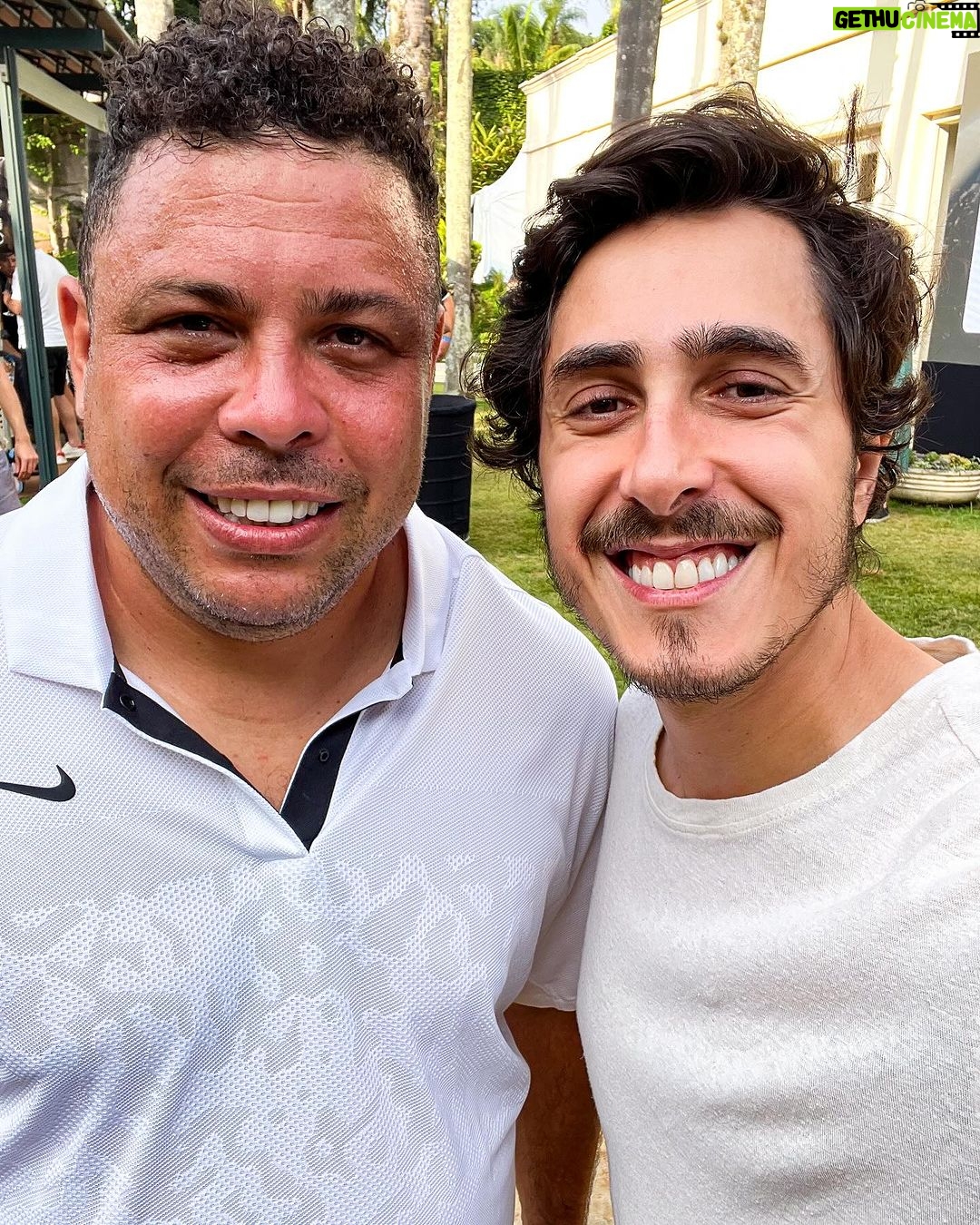 Felipe Castanhari Instagram - Um dia muito especial na presença do maior jogador que eu já tive o privilégio de assistir. Obrigado de coração pelo convite @fundacaofenomenos e @ronaldotv, realizei um sonho. P.S.: Na segunda foto, tive a honra de estar ao lado do @andreolifelipe, que eu considerava o maior jogador de tênis que já vi em ação. Porem, após sua derrota para o @ronaldo na final do torneio, tenho que admitir que ele é o segundo melhor jogador de tênis que eu já conheci. Uma experiência inesquecível de qualquer forma! 😂