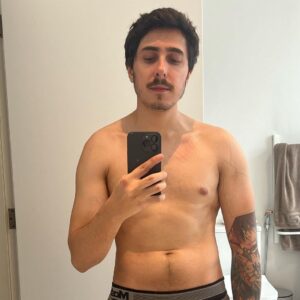 Felipe Castanhari Instagram - Começa com uma criança fofa ➡️ depois vira um adolescente estranho ➡️ e finalmente um adulto esquisito! Essa, meus amigos, é a ordem natural da vida.