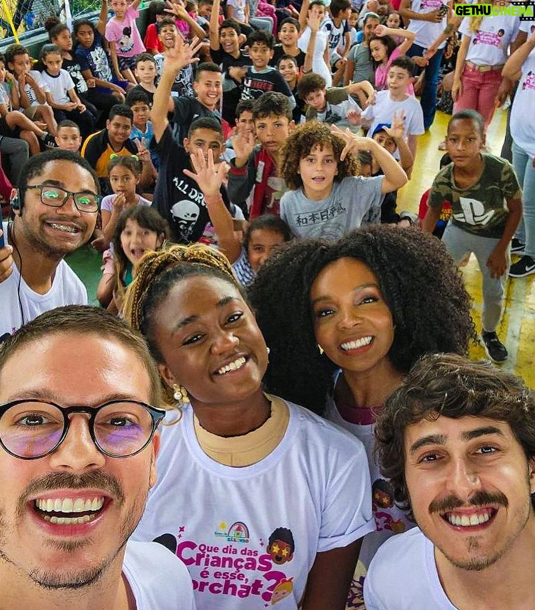 Felipe Castanhari Instagram - Muito feliz de ter conhecido hoje a Casa do Zezinho, um projeto incrível que traz educação e alimentação para crianças e jovens de baixa renda, ajudando a romper as barreiras sociais e econômicas para que eles possam sonhar. A senhora da terceira foto é Dagmar Rivieri, carinhosamente chamada de Tia Dag. Ela que deu origem à Casa do Zezinho nos anos 90. Um baita projeto que depende muito de doações para continuar, por isso quem puder ajudar, com qualquer valor, por favor: PIX: pix@casadozezinho.org.br Parabéns pelo envolvimento e por usar sua influência e imagem para um projeto tão bacana @fabioporchat, conte comigo novamente nos próximos anos! 👊🏻