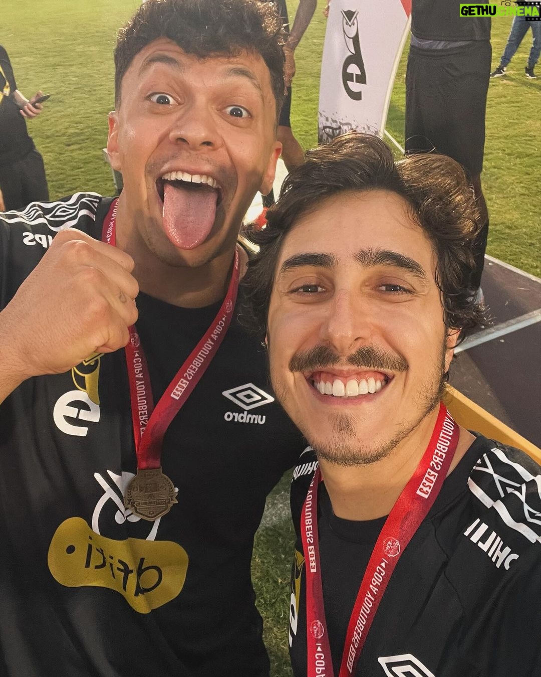 Felipe Castanhari Instagram - Domingo incrível ao lado de tantos amigos! Apesar de ter jogado um futebol RIDÍCULO, o mais gratificante foi a nossa conquista coletiva: arrecadamos mais de três toneladas de alimentos em um encontro memorável com uma galera FODA da internet. Um agradecimento especial ao @cocielo e ao @podpah pelo convite e por liderarem esta iniciativa foda em nossa terra natal; OSASCO. Parabéns toda galera que colou, juntos, fizemos a diferença! 📸@yurigomes e @davi_gueiros