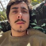 Felipe Castanhari Instagram - Todo dia quando eu acordo e olho para o sol eu espirro. Não é alergia, é uma coisa chamada espirro fótico. A única coisa que sabem sobre o espirro fótico é que ele é uma reação mecânica ligada a determinado gene que pode ser herdado de um dos pais. Quem mais?