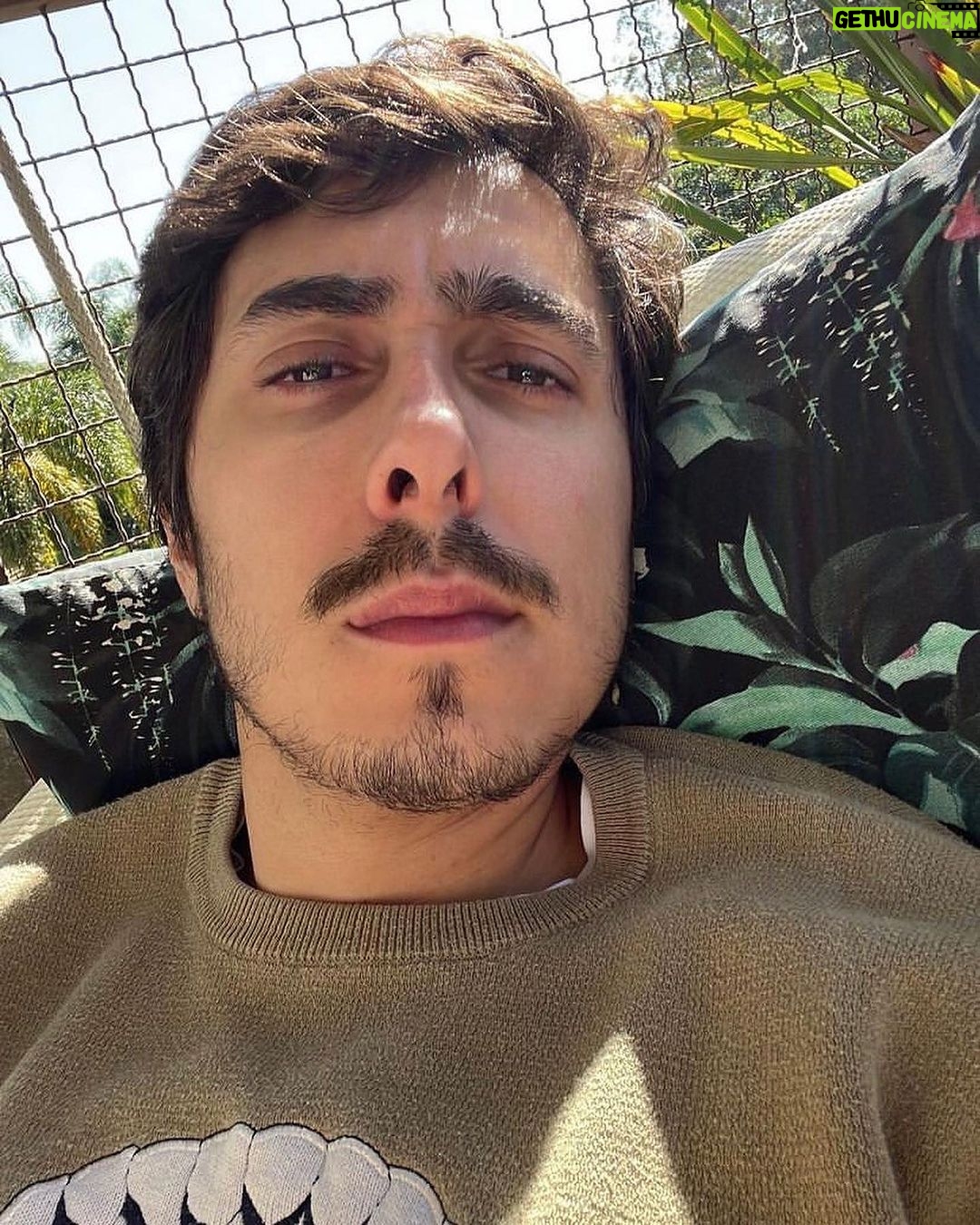 Felipe Castanhari Instagram - Todo dia quando eu acordo e olho para o sol eu espirro. Não é alergia, é uma coisa chamada espirro fótico. A única coisa que sabem sobre o espirro fótico é que ele é uma reação mecânica ligada a determinado gene que pode ser herdado de um dos pais. Quem mais?