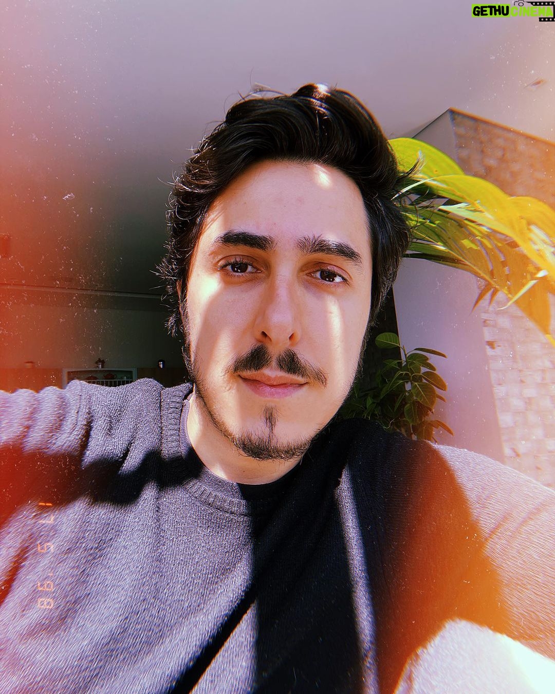 Felipe Castanhari Instagram - Todo dia quando eu acordo e olho para o sol eu espirro. Não é alergia, é uma coisa chamada espirro fótico. A única coisa que sabem sobre o espirro fótico é que ele é uma reação mecânica ligada a determinado gene que pode ser herdado de um dos pais. Quem mais?