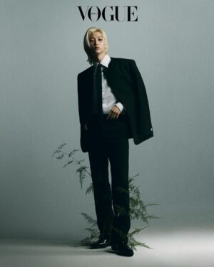 Felix Instagram - Black and blonde.? 🤍🖤
@voguekorea #BVLGARIPARFUMS
#stay