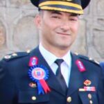 Ferhat Yılmaz Instagram - Abim Allah rahmet eylesin mekanın cennet olsun. Öcün öbür dünya’ya kalmaz inşallah. #osmanköse #şehit #erbil #diplomat #binbaşı #mit #türk #vatan #onur #ilke #bayrak #nemutlutürkümdiyene @sedy4017 Türkiye Cumhuriyeti