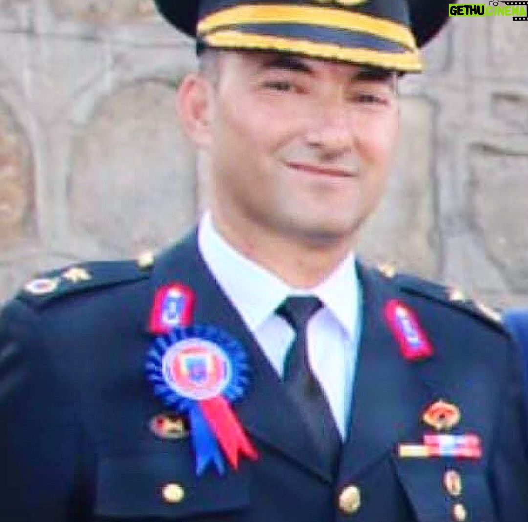 Ferhat Yılmaz Instagram - Abim Allah rahmet eylesin mekanın cennet olsun. Öcün öbür dünya’ya kalmaz inşallah. #osmanköse #şehit #erbil #diplomat #binbaşı #mit #türk #vatan #onur #ilke #bayrak #nemutlutürkümdiyene @sedy4017 Türkiye Cumhuriyeti