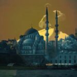 Ferhat Yılmaz Instagram - #kadirgecemizmübarekolsun #dualarimizkabulolsun #amin ⚔️🇹🇷🇹🇷🇹🇷 . Minnet Eylemem Har içinde biten gonce güle minnet eylemem Harabi, Farisiyi bilmem, dile minnet eylemem Sırat-ı Mustakim üzere gözetirim Rahimi İblisin talim ettiği yola minnet eylemem Bir acayip derde düştüm herkes gider karına Bugün buldum bugün yerim, Hak kerimdir yarına Zerrece tamahım yoktur şu dünya varına Rızkımı veren Hüda'dır, kula minnet eylemem Ey Nesimi, Can Nesimi, ol gani mihman iken Yarın şefaattarım Ahmed-i Muhtar iken Cümlelerin rızkını veren ol gani serdar iken Yeryüzünün halifesi hünkara minnet eylemem Kul Nesimi Türkiye Cumhuriyeti
