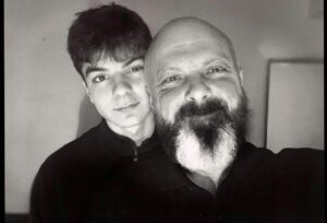 Ferhat Yılmaz Instagram - Yaşam kaynağım.
Varoluş.Aşk.Nedenim.Adamım.
Oğlum.Aslanım.Evladım.
Evrendeki en güzel canlı.
Adammmmm #poyrazyılmaz 
🙏❤️
Hoşgeldin Oğlum 
Umudun en karamsar halinde 
Gamze gamze gülüşünle 
Bana beni, bana her şeyi unutturan 
Minicik bir el ile tutunurken yaşama 
Teninde yaşatırken masumiyeti 
Dokundukça arsız düşlerim yok oluyordu 
Saçlarıma değerken rüzgarın deli sevgisi 
Gözlerinde can buluyordum 
Hoş geldin oğlum. Uysal zamanların deli tayı 
Yorgun izlerimi silen Anzer balı 
Masal düşlerimin kahramanı 
Sen asla içimde büyütmediğim çocukluğum 
Yıldız yıldız dileklerim 
Kaybolan gülüşlerim.. 
Sen var ya bebek kokulum 
Canıma can katan 
Seni çok seviyor annen 
Cümle kuramadığım zamanlardayım 
Nasıl anlatayım bilmiyorum 
Hoş geldin oğlum. Sana anlatamadığım ne çok şey var 
Bir gün büyüyecek, koca adam olacaksın 
Bölünecek sevgilerin belki unutacaksın 
Zaman bulamayacak, halimi hatırımı sormayacaksın 
Belki de gamze gülüşlerini özletecek 
Nasılsın anne bile demeyeceksin 
Olsun ben yinede seveceğim seni 
Düşünme annem kızar diye sana kızmam ki 
Düşünme annem ağlıyor mu diye 
Gözyaşlarımı bilmeyeceksin ki 
Ama seni öyle çok seviyorum, öyle çok seviyorum ki 
Her aklıma düştüğünde sen de hissedeceksin bunu biliyorum 
Hoş geldin oğlum.. Ne zaman büyüdün sen, bak ondört yıl bitti 
Yıllar ne de çabuk geçip gitti 
Adını söylemekten asla bıkmadığım 
Varlığın ödülümdür bana canım 
Gülüşün derman bana 
Koparmasınlar dalından, ağlatmasınlar seni hiç 
Bu Annenin duasıdır sana. 
Belki de son hatırasıdır 
Ve şunu asla unutma 
Nerde olursan ol 
''ağlarsa anam ağlar gerisi yalan ağlar' 
Hoş geldin oğlum 
Seni çok seviyorum demek yetecek mi sana 
Gör bak yüreğimi 
Bir fidan büyüyor 
Büyüdükçe bana seni veriyor.. Nice yılara oğlum 
Nice yaşlara 
Annenden sana 
İyi ki doğdun 
İyi ki geldin hayatıma 
İyi ki varsın 
Canıma can katanım 
Ömrümce tekrarlayacağım duamsın 
Ve küçüğüm sen hep küçük kalacaksın 
SENİ ÇOK AMA ÇOK SEVİYORUM, 
HOŞ GELDİN OĞLUM …