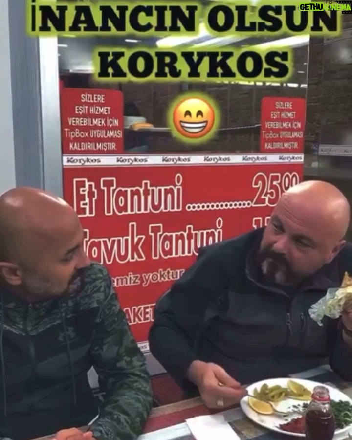 Ferhat Yılmaz Instagram - Canım kardeşim iş adamı yılların eskitemediği dostum @korykos.tantunii sahibi Serkan Yılmaz yıllardır kalitesini bozmadan #ankara halkına hizmet vermekte Kardeşim yine parmaklarımızı yedik #inancınolsun 😁 #korykos #korykostantuni Korykos Tantuni