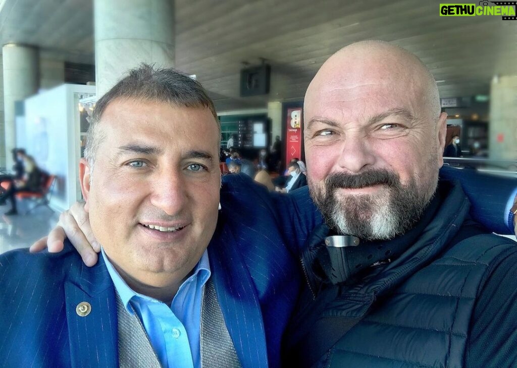 Ferhat Yılmaz Instagram - Biz 30 yılı devirdik. @tugikofficial Bşk yrd,iş adamı,avukat @kadirakboz kardeşimle dostumla her zaman bir birimize iyi geldik.İnsan dostlarıyla var. ⚔️🇹🇷🇹🇷🇹🇷 Ankara Esenboga Airport - ESB