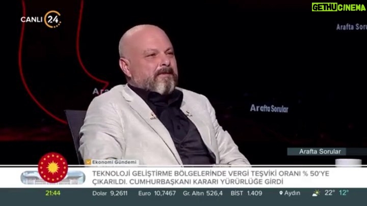 Ferhat Yılmaz Instagram - #araftasorular da #esraelönü canlı yayında @yirmidorttv konuğu oldum.2 saat boyunca canlı yayında sorularını yanıtladım. 🎬🎥 T.C. Türkiye Cumhuriyeti