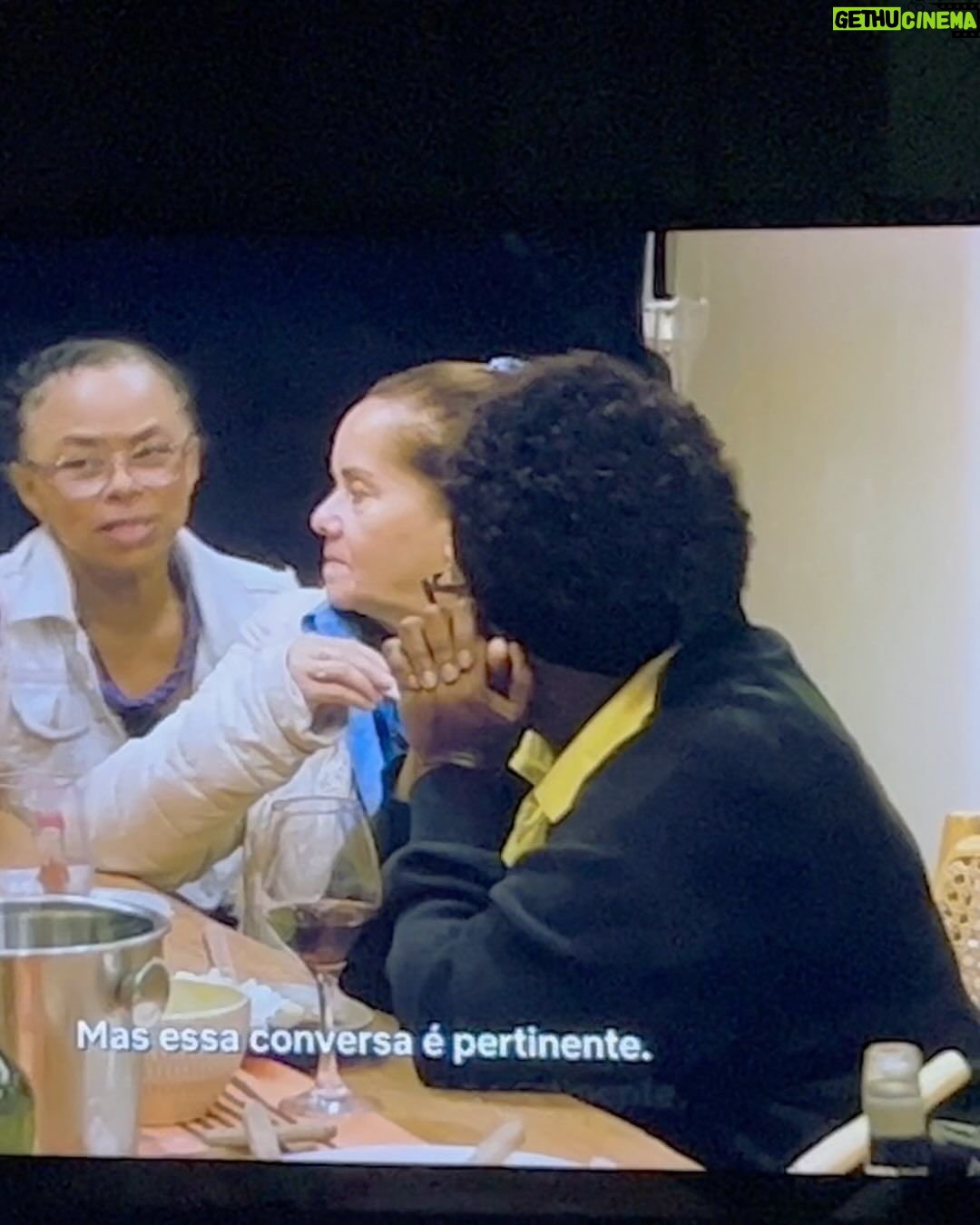 Fernanda Souza Instagram - O mundo ama esse “raiality”!!!! 😂😂😂 arrasta e vem assistir com meus comentários! E eu amo essas famílias e ter tido a oportunidade de assistir essas transformações! 🙏🏻♥️ Obrigada a cada uma das famílias e cada um dos participantes! Tô morrendo de saudade de todos vocês… #IlhadoscomASogra #NetflixBrasil