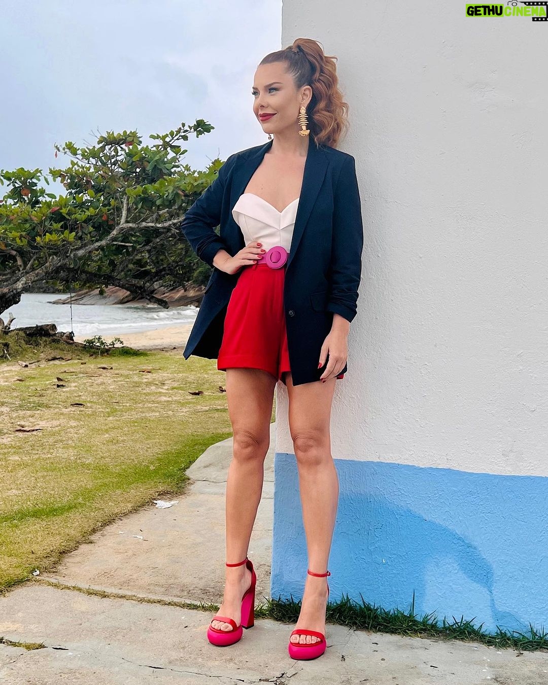 Fernanda Souza Instagram - Se teve uma coisa que deu o que falar nos comentários de vcs aqui no meu insta, foi sobre o figurino do pgm! Sim! Um look mais lindo que o outro e tudo obra de @casadejoana @claudia.cassim @marciaboaa !!! Uma salva de palmas para elas 👏🏻👏🏻👏🏻👏🏻👏🏻 Obrigada por cuidarem tão bem de mim! Eu amo vcs, gurias ♥️