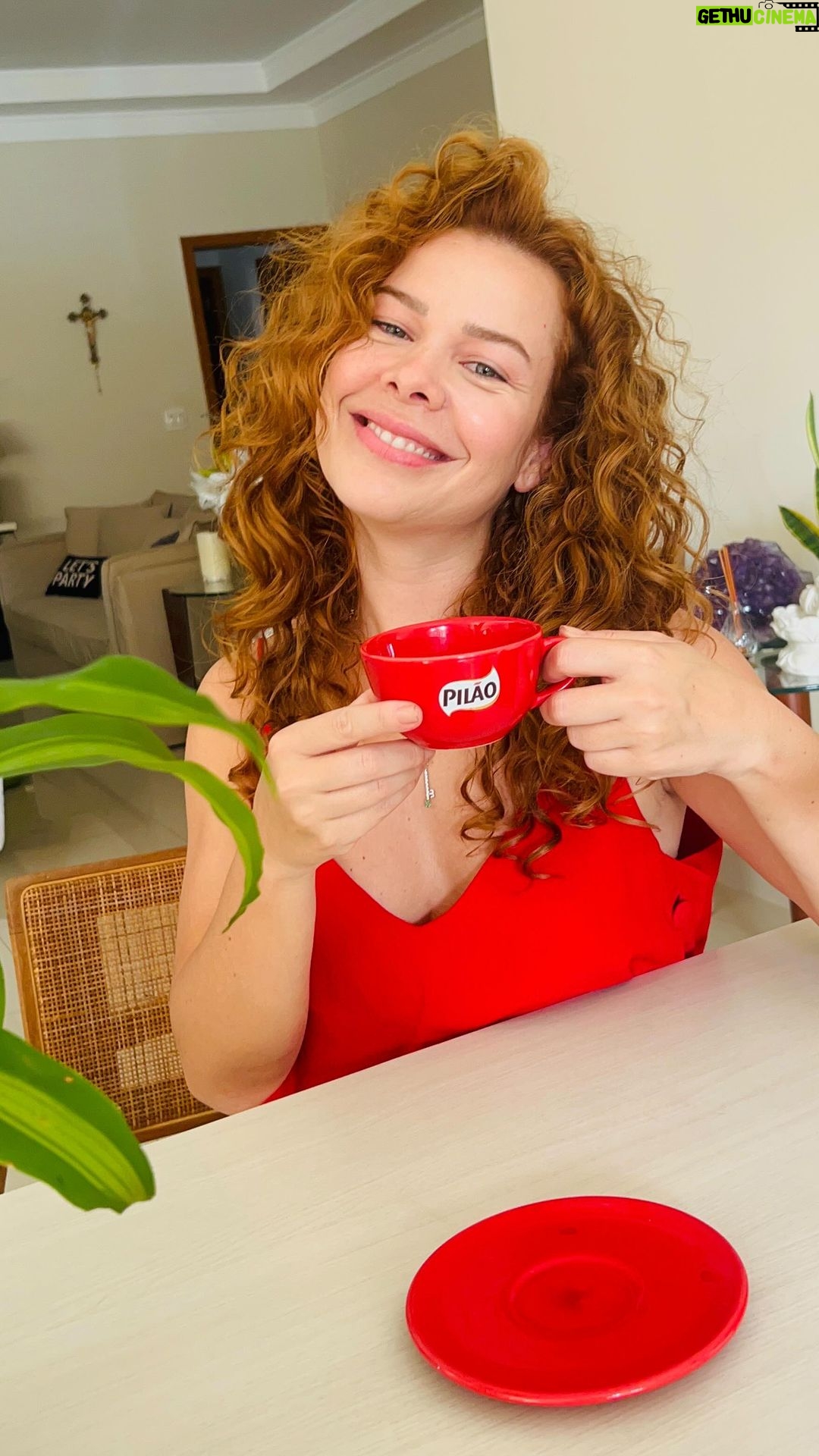 Fernanda Souza Instagram - Todo mundo tem seus rituais diários pra começar o dia, eu não faço os meus sem meu Café Pilão do lado e ele me dá a força necessária sempre!!! A minha força vocês sabem de onde vem! E a sua? #PilãoCaféForteDoBr @cafepilao #publi