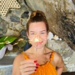 Fernanda Souza Instagram - Meus presentes de 39 anos: Natureza Nascer do sol Silêncio Oração Flores Saúde Amor dos que me amam E o melhor presente de todos é o amor dessa mulher que é minha estrutura, minha paz, minha aula, minha parceira, meu colo, minha razão e meu coração! Obrigada, Meu Deus! Por tanto! E bora pra mais uma volta ao Sol! 🎂🎈🎉🥳 E obrigada por tanto carinhooo, gente!!!!!!