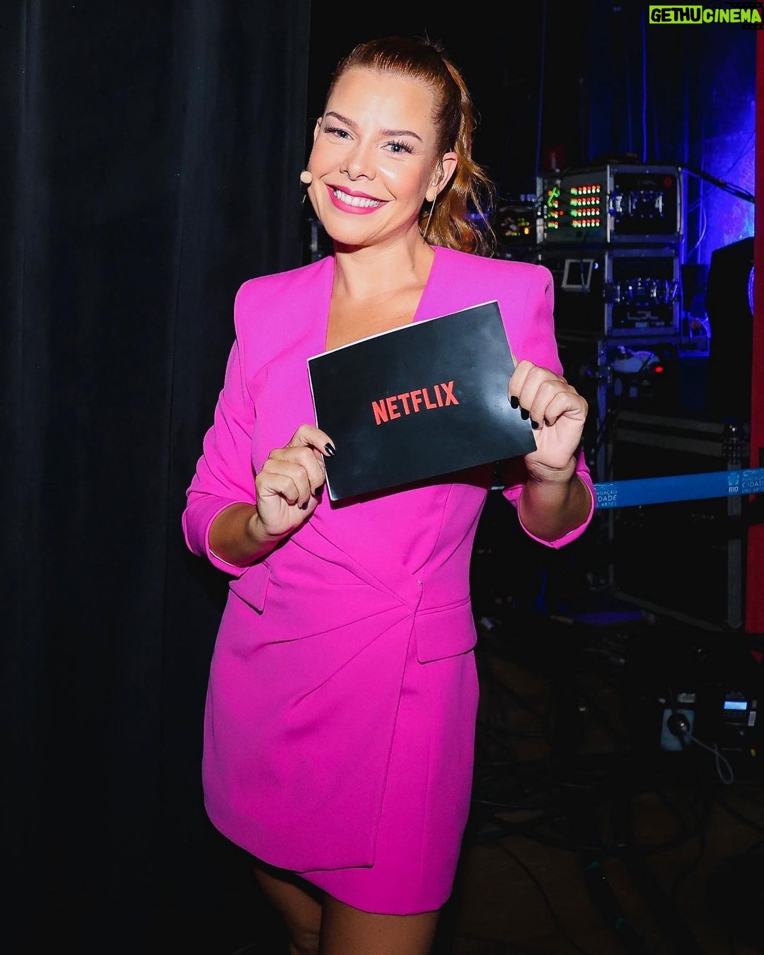 Fernanda Souza Instagram - #TBT do dia que subi no palco do Rio2C para abrir o painel da @netflixbrasil! Quem diria que a garotinha que se tornou apresentadora lá em 1994, no X Tudo, da minha querida Tv Cultura, seria hostess de um player mundialmente conhecido… Voltar a apresentar, foi ouvir um desejo do meu coração… E o coração nunca falha! Vocês tão seguindo o 💜 de vocês?