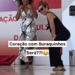 Fernanda Souza Instagram - Vimos esse painel com coração, e só queriamos entregar Coração com Buraquinhos” para vocês, mas… Acabou virando uma cena de comédia! Tipo Chaplin, ou melhor: As Duas Patetas. Saibam entender e valorizar o esforço, pois tudo isso foi no Museu do Amanhã, apenas para trazer boas lembranças e entretenimento. E emprenho nao faltou, só nao deu muito certo!!! 😂 Ps: deveria ter um vídeo de quando estávamos almoçando e vimos essas imagens, quase morremos de tanto rir de nós mesmas. @fernandasouzaoficial na próxima a gente ensaia antes de sair de casa!!