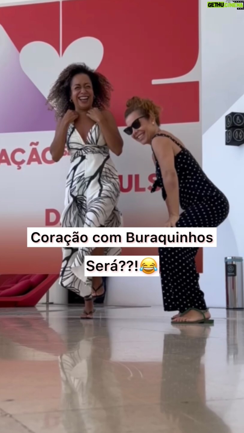 Fernanda Souza Instagram - Vimos esse painel com coração, e só queriamos entregar Coração com Buraquinhos” para vocês, mas… Acabou virando uma cena de comédia! Tipo Chaplin, ou melhor: As Duas Patetas. Saibam entender e valorizar o esforço, pois tudo isso foi no Museu do Amanhã, apenas para trazer boas lembranças e entretenimento. E emprenho nao faltou, só nao deu muito certo!!! 😂 Ps: deveria ter um vídeo de quando estávamos almoçando e vimos essas imagens, quase morremos de tanto rir de nós mesmas. @fernandasouzaoficial na próxima a gente ensaia antes de sair de casa!!