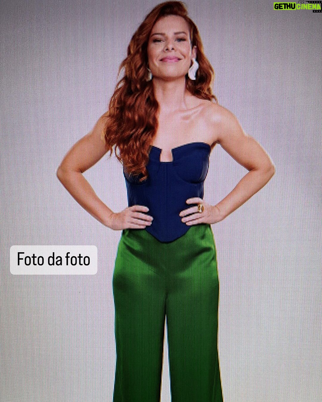 Fernanda Souza Instagram - Bastidores dos meus dias gravando ILHADOS COM A SOGRA!!! 🏝️🤍 E falando nele… SEXTOU, hein? Tem um final de semana todo para assistir os 4 primeiros episódios desse reality que já eh um xodó do Brasil! Quem aí já viu???? A @netflixbrasil entregou tudo e mais um pouco!!! 👏🏻👏🏻👏🏻👏🏻👏🏻