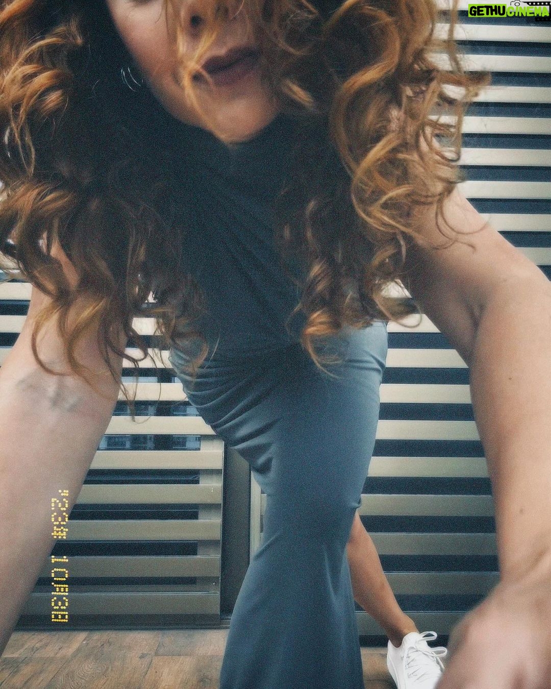 Fernanda Souza - 400.1K Likes - Dia intenso de divulgação do novo reality na @netflixbrasil:
ILHADOS COM A SOGRA! 🏝️
Estreia 09/10 (Segunda), com o comando dessa pequena apresentadora que vos escreve!
Aí não eh pq eu apresento não,
mas tá bom pra caraiiiiiiiii!
E vc, iria pra uma ilha com sua sogra?????