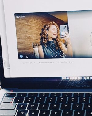 Fernanda Souza Instagram - Dia intenso de divulgação do novo reality na @netflixbrasil: 

ILHADOS COM A SOGRA! 🏝️ 

Estreia 09/10 (Segunda), com o comando dessa pequena apresentadora que vos escreve! 

Aí não eh pq eu apresento não,
mas tá bom pra caraiiiiiiiii!

E vc, iria pra uma ilha com sua sogra?????