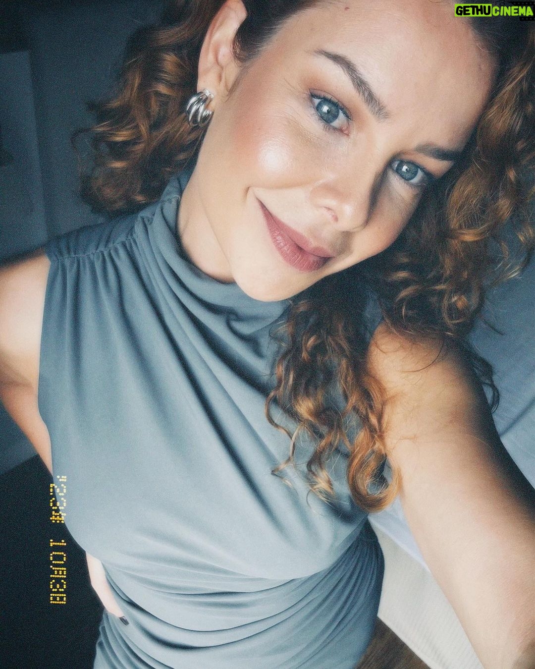 Fernanda Souza - 400.1K Likes - Dia intenso de divulgação do novo reality na @netflixbrasil:
ILHADOS COM A SOGRA! 🏝️
Estreia 09/10 (Segunda), com o comando dessa pequena apresentadora que vos escreve!
Aí não eh pq eu apresento não,
mas tá bom pra caraiiiiiiiii!
E vc, iria pra uma ilha com sua sogra?????