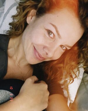 Fernanda Souza Instagram - Dia intenso de divulgação do novo reality na @netflixbrasil: 

ILHADOS COM A SOGRA! 🏝️ 

Estreia 09/10 (Segunda), com o comando dessa pequena apresentadora que vos escreve! 

Aí não eh pq eu apresento não,
mas tá bom pra caraiiiiiiiii!

E vc, iria pra uma ilha com sua sogra?????