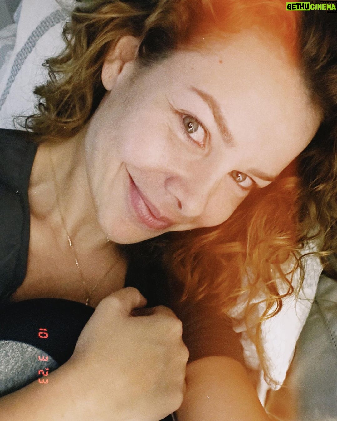 Fernanda Souza - 400.1K Likes - Dia intenso de divulgação do novo reality na @netflixbrasil:
ILHADOS COM A SOGRA! 🏝️
Estreia 09/10 (Segunda), com o comando dessa pequena apresentadora que vos escreve!
Aí não eh pq eu apresento não,
mas tá bom pra caraiiiiiiiii!
E vc, iria pra uma ilha com sua sogra?????