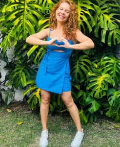 Fernanda Souza Instagram - É hoje que esse feed fica azul!!! 💙✨🌀 Propósito @brunamarquezine, você merece todo nosso apoio nessa trajetória tão linda que você tá vivendo e que nos enche de orgulho desse talento, carisma e inglês perfeito! A gente nunca duvidou de vc! Voa mais alto que esse lindo Besouro Azul porque nem o céu é limite para um coração tão cheio do amor Dele! Te amo! E queremos um Brasil em peso nos cinemas mostrando o quão amada vc é! Ps. E quem concorda deixa um 💙! #BlueBeetle