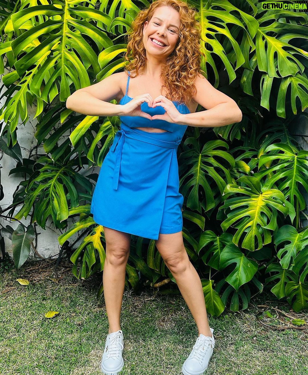 Fernanda Souza Instagram - É hoje que esse feed fica azul!!! 💙✨🌀 Propósito @brunamarquezine, você merece todo nosso apoio nessa trajetória tão linda que você tá vivendo e que nos enche de orgulho desse talento, carisma e inglês perfeito! A gente nunca duvidou de vc! Voa mais alto que esse lindo Besouro Azul porque nem o céu é limite para um coração tão cheio do amor Dele! Te amo! E queremos um Brasil em peso nos cinemas mostrando o quão amada vc é! Ps. E quem concorda deixa um 💙! #BlueBeetle