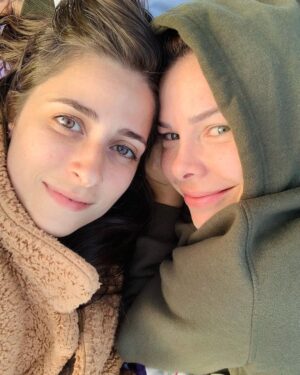 Fernanda Souza Instagram - Meus presentes de 39 anos:

Natureza 
Nascer do sol 
Silêncio 
Oração 
Flores 
Saúde
Amor dos que me amam 

E o melhor presente de todos
é o amor dessa mulher que é
minha estrutura, minha paz, 
minha aula, minha parceira,
meu colo, minha razão e meu coração! 

Obrigada, Meu Deus!
Por tanto! 

E bora pra mais uma volta ao Sol!

🎂🎈🎉🥳

E obrigada por
tanto carinhooo, gente!!!!!!