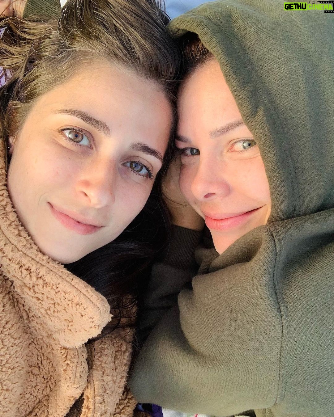 Fernanda Souza - 566.7K Likes - Meus presentes de 39 anos:
Natureza
Nascer do sol
Silêncio
Oração
Flores
Saúde
Amor dos que me amam
E o melhor presente de todos
é o amor dessa mulher que é
minha estrutura, minha paz,
minha aula, minha parceira,
meu colo, minha razão e meu coração!
Obrigada, Meu Deus!
Por tanto!
E bora pra mais uma volta ao Sol!
🎂🎈🎉🥳
E obrigada por
tanto carinhooo, gente!!!!!!