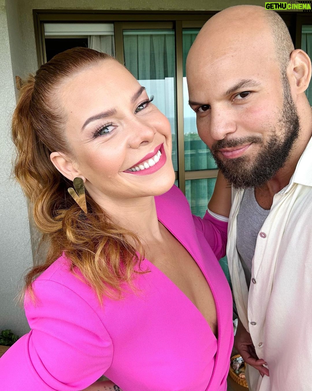 Fernanda Souza Instagram - #TBT do dia que subi no palco do Rio2C para abrir o painel da @netflixbrasil! Quem diria que a garotinha que se tornou apresentadora lá em 1994, no X Tudo, da minha querida Tv Cultura, seria hostess de um player mundialmente conhecido… Voltar a apresentar, foi ouvir um desejo do meu coração… E o coração nunca falha! Vocês tão seguindo o 💜 de vocês?