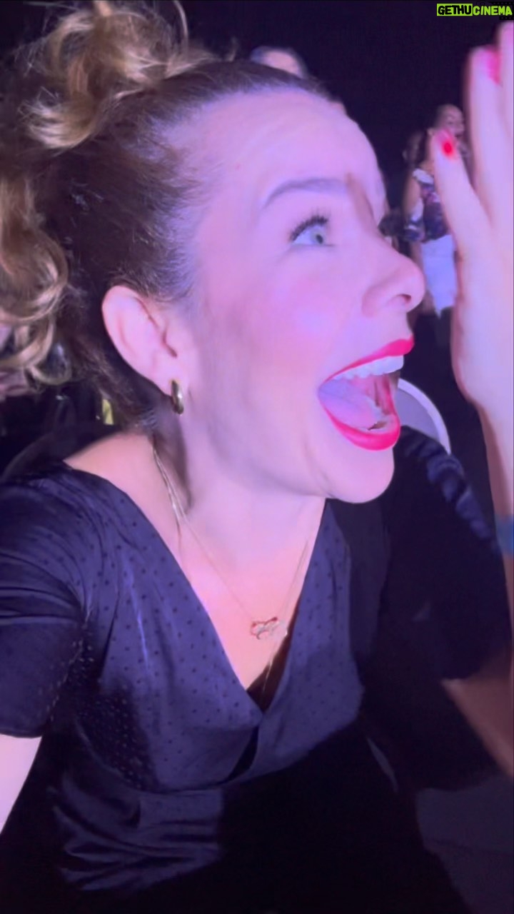 Fernanda Souza Instagram - O #TBT de hoje eh para criança pagodeira, moradora da ZL, que cresceu escutando a Trans… Assista até o final pq o último vídeo eh o melhor e eu posso provar! 😂 Valeu, @_sopracontrariar @alexandrepires_ @fernandopirespc @joaojuniorpires @arethaoliveiraoficial ♥️🙏🏻 Deu pra ver que eu amei né? 😂😂😂 #BaileDoNegoVeio
