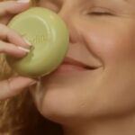 Fernanda Souza Instagram - Chega de comprar os trem e nunca usar, né? Na Natura Friday não faltam opções que vão fazer a diferença de verdade pra você e pro mundo, afinal, em compras acima de R$ 99, R$ 1 é revertido pra impactar o mundo positivamente e é você que escolhe como. Bora aproveitar? @naturabroficial #NaturaFriday #Publi