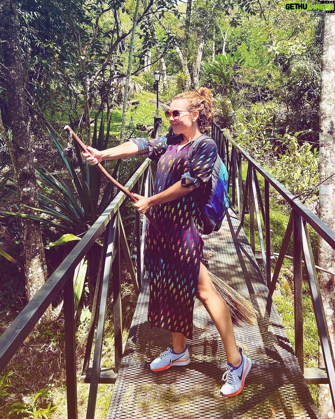 Fernanda Souza Instagram - Uma bruxinha com sua vassoura depois de um banho de cachoeira, não quer guerra com nobody! Ps. Quem não lembrou dessa musiquinha tava onde nos anos 90? Ps2. A legenda dessa foto poderia ser: “E la vamos nós! … E lá vamos nós! “ (Essa referência só vai pegar quem viu Pica Pau na infância…)