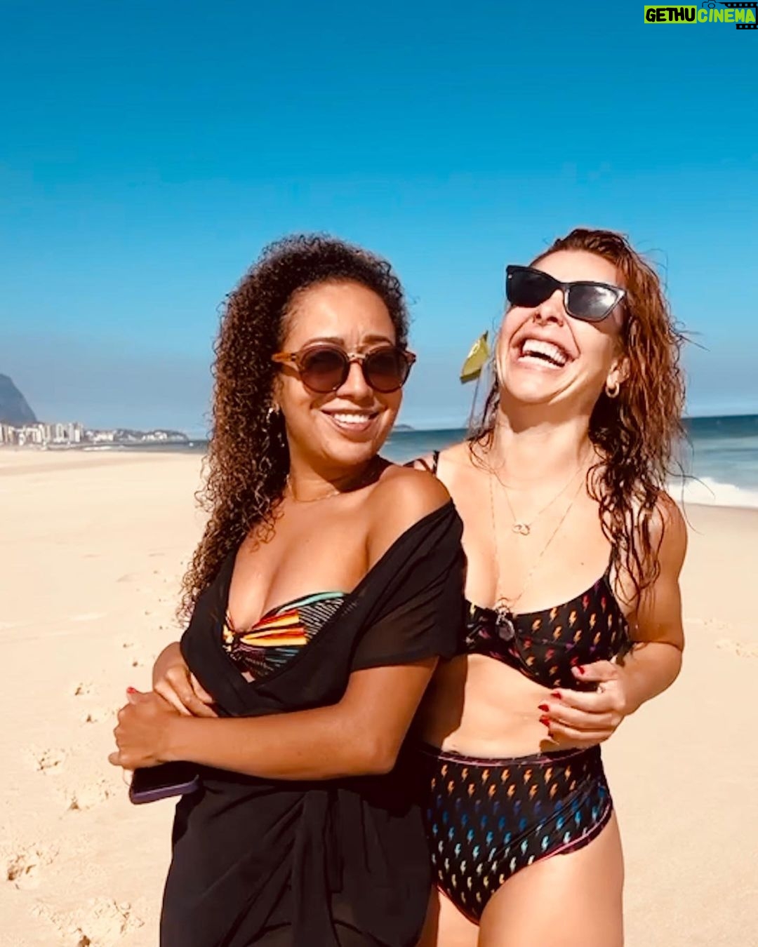 Fernanda Souza Instagram - Eu a @arethaoliveiraoficial tamo com #TBT pra uns 3 anos… Lembranças de uma lindo dia de praia com ela e @xa.real !!! ☀️🌊⛱️ Ps. Nas últimas foto tô usando um trem que comprei na Decathlon!!! que é a melhor coisa do mundo no meu pós praia! 3 amigos já me pediram de presente! Eh mto gostoso de usar! Ps2. Isso não eh publi. Respeita minhas história com a Decathlon que foi criada na pandemia. Até barraca de camping eu comprei. E só acampei uma vez. Vacilo.