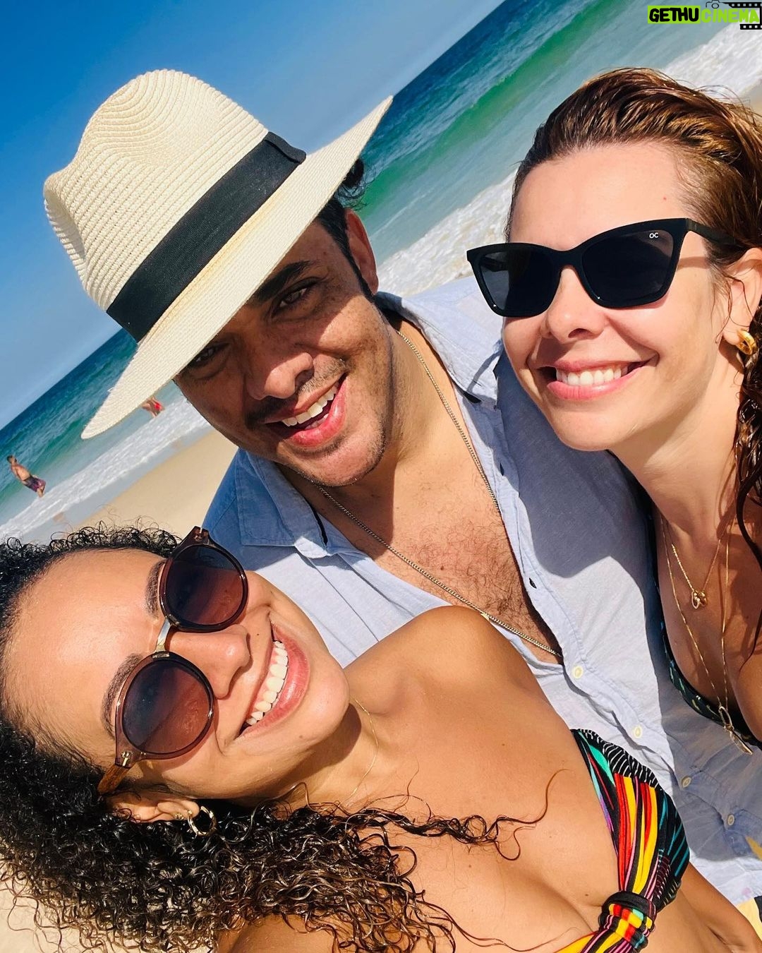 Fernanda Souza Instagram - Eu a @arethaoliveiraoficial tamo com #TBT pra uns 3 anos… Lembranças de uma lindo dia de praia com ela e @xa.real !!! ☀️🌊⛱️ Ps. Nas últimas foto tô usando um trem que comprei na Decathlon!!! que é a melhor coisa do mundo no meu pós praia! 3 amigos já me pediram de presente! Eh mto gostoso de usar! Ps2. Isso não eh publi. Respeita minhas história com a Decathlon que foi criada na pandemia. Até barraca de camping eu comprei. E só acampei uma vez. Vacilo.