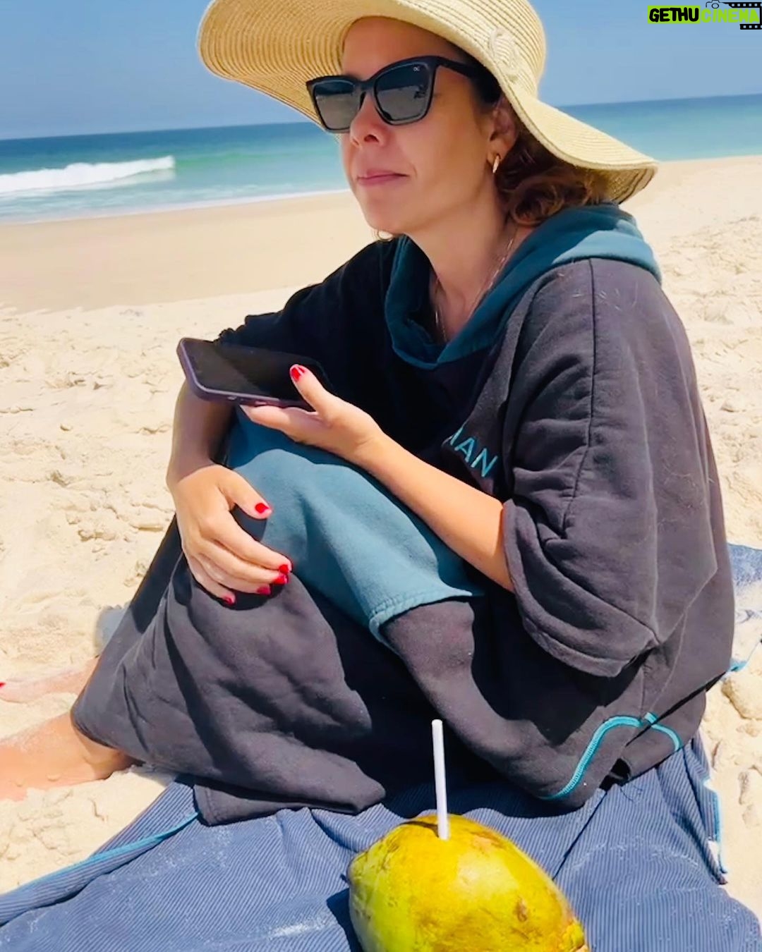 Fernanda Souza Instagram - Eu a @arethaoliveiraoficial tamo com #TBT pra uns 3 anos… Lembranças de uma lindo dia de praia com ela e @xa.real !!! ☀️🌊⛱️ Ps. Nas últimas foto tô usando um trem que comprei na Decathlon!!! que é a melhor coisa do mundo no meu pós praia! 3 amigos já me pediram de presente! Eh mto gostoso de usar! Ps2. Isso não eh publi. Respeita minhas história com a Decathlon que foi criada na pandemia. Até barraca de camping eu comprei. E só acampei uma vez. Vacilo.