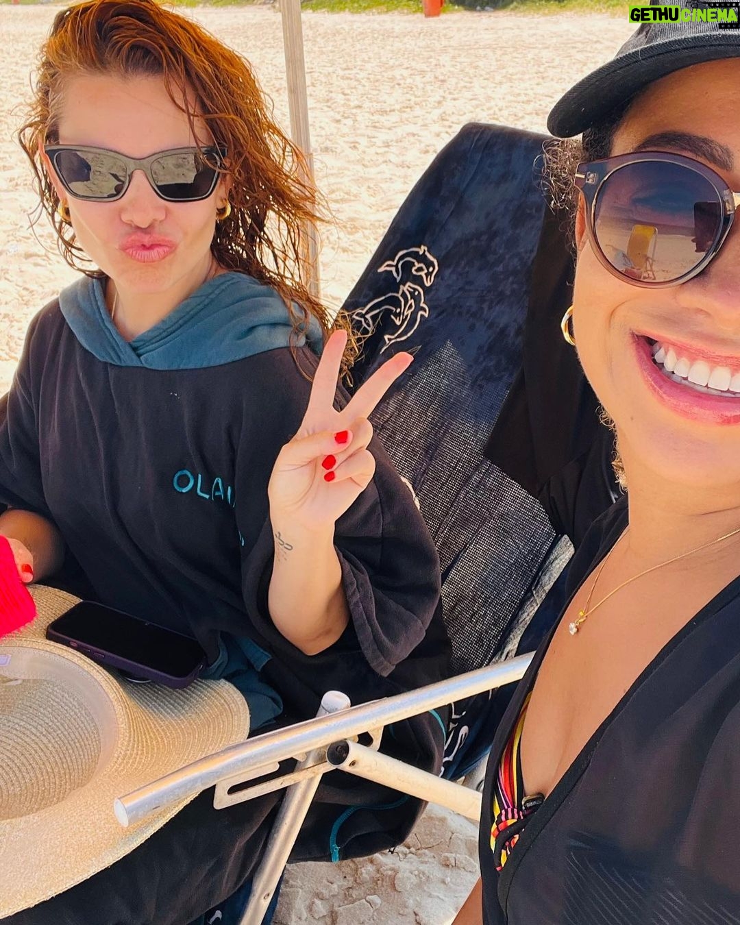 Fernanda Souza Instagram - Eu a @arethaoliveiraoficial tamo com #TBT pra uns 3 anos… Lembranças de uma lindo dia de praia com ela e @xa.real !!! ☀️🌊⛱️ Ps. Nas últimas foto tô usando um trem que comprei na Decathlon!!! que é a melhor coisa do mundo no meu pós praia! 3 amigos já me pediram de presente! Eh mto gostoso de usar! Ps2. Isso não eh publi. Respeita minhas história com a Decathlon que foi criada na pandemia. Até barraca de camping eu comprei. E só acampei uma vez. Vacilo.