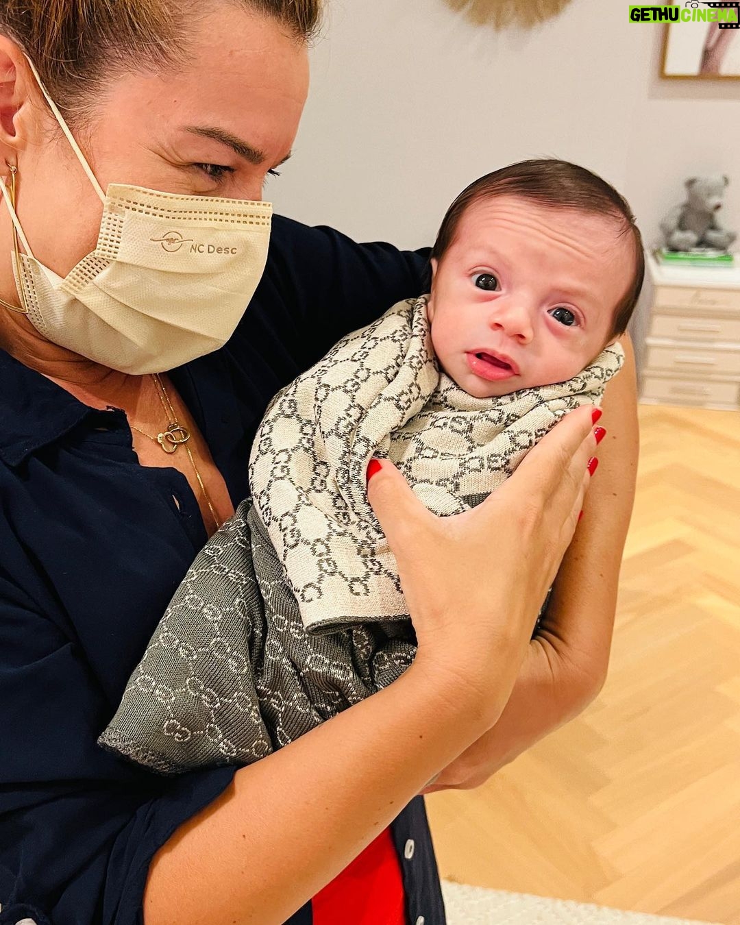 Fernanda Souza - 1 Million Likes - Nosso milagrinho! ✨✨❤️
Mamyleeeeee, que emoção
foi viver esse momento, né?
Só a gente sabe qto chororo!
Você e @jarbashomemdemello
merecem esse pedacinho de céu… Tão lindo! Tanta paz!
Já tô com saudade do meu
mini irmãolee!
Amo vocês mais que a
banoffe que você me deu
de sobremesa!!!
Ps. Na última foto, o que passa na cabeça do Lucalee eh:
“Eh sério? Mais uma irmã, @claudiaraia?
Onde vamos parar?”
😂❤️🤪