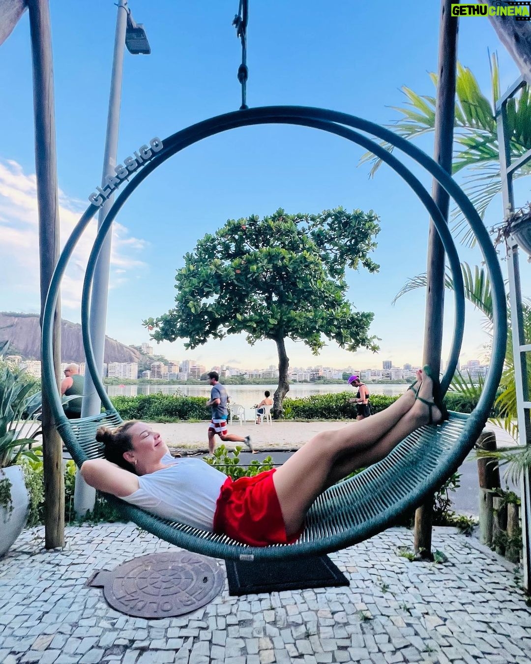 Fernanda Souza Instagram - De boa na lagoa… Ps.Tão reparando que tô postadeira? Deus de constância pq ela eh de gêmeos com lua em Aquário kkkkkkk Ps2. Cadê a galera de Virgem parabenizando @arethaoliveiraoficial pelo enquadramento da última foto? Cadê? Lagoa Rodrigo De Freitas - Rio De Janeiro