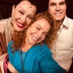 Fernanda Souza Instagram - Final de semana passado tive o prazer de assistir “Tarsila, A Brasileira” e pela minha carinha de 😭 é possível ver o quão emocionante e tocante esse espetáculo é… Me emocionou em muitos sentidos: pela história da grande artista e sua arte, pela vida pessoal desafiadora que ela teve, pela audácia, pela coragem, pela força, pelo legado… E além de assistir a uma aula de história, também puder ver o enorme talento do elenco, equipe e principalmente da Jarbas e Claudia, que me arrancou lágrimas de emoção e orgulho com sua atuação e entrega. 🥹 Fiquei profundamente emocionada como muitas pessoas na plateia… Sai dali com o coração cheio de Arte!✨ Obrigada, Tarsila! Obrigada, Mamylee! A força de mulheres como vocês, inspira gerações. Pra quem quiser saber mais informações, @tarsilaabrasileira é o insta do espetáculo e tem tudo lá! 💛 Teatro Santander